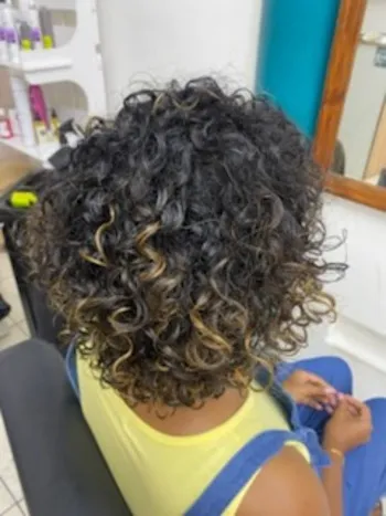 Coupe et définition de cheveux bouclés au Port 974., Le Port, FANTASIA HAIR BEAUTY