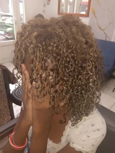 Réalisation blond clair dorée au Port 97420, Le Port, FANTASIA HAIR BEAUTY