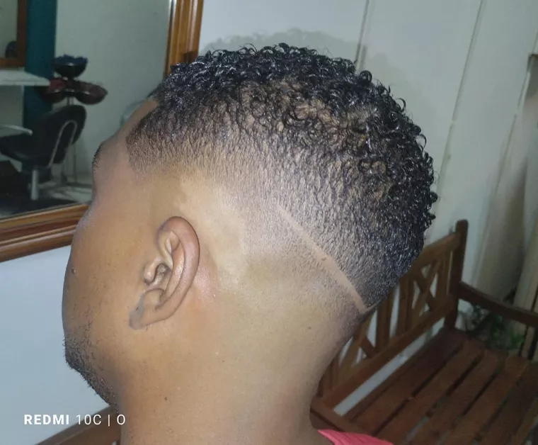 Faire un dégradé à blanc sur un homme dans un salon de coiffure au Port, Le Port, FANTASIA HAIR BEAUTY
