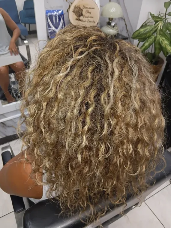 Balayage clair sur cheveux bouclée , Le Port, FANTASIA HAIR BEAUTY