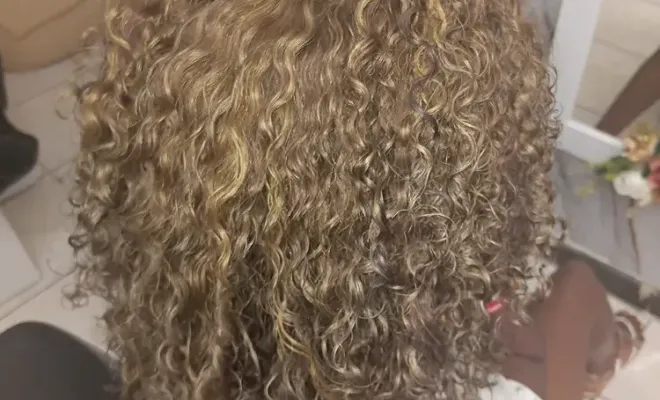 Réalisation blond clair dorée au Port 97420, Le Port, FANTASIA HAIR BEAUTY