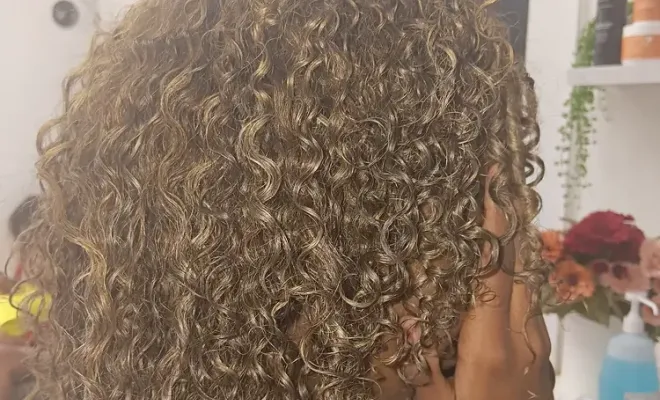 Réalisation blond clair dorée au Port 97420, Le Port, FANTASIA HAIR BEAUTY